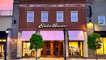 200 North American Eddie Bauer locations are shutting as bankruptcy looms, signaling a major retail shift. | ©Image Credit: Harrison Keely/Wikimedia Commons