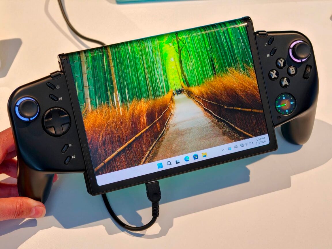 Lenovo shows off a gaming handheld with a folding screen 1 Lenovo's Legion Go Fold concept has a 7.7-inch POLED display that can be folded out into an 11.6-inch display ©Image Credit: GEEKSPIN