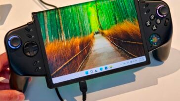 Lenovo's Legion Go Fold concept has a 7.7-inch POLED display that can be folded out into an 11.6-inch display ©Image Credit: GEEKSPIN