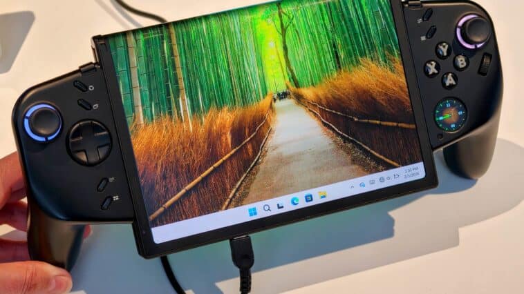 Lenovo's Legion Go Fold concept has a 7.7-inch POLED display that can be folded out into an 11.6-inch display ©Image Credit: GEEKSPIN