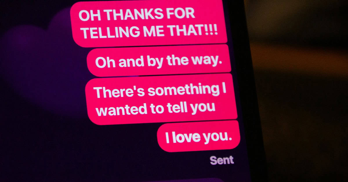 Flirty texts aren’t always innocent. Protect your heart and wallet from Valentine’s Day scammers. | ©Image Credit: Russel Bailo / Unsplash
