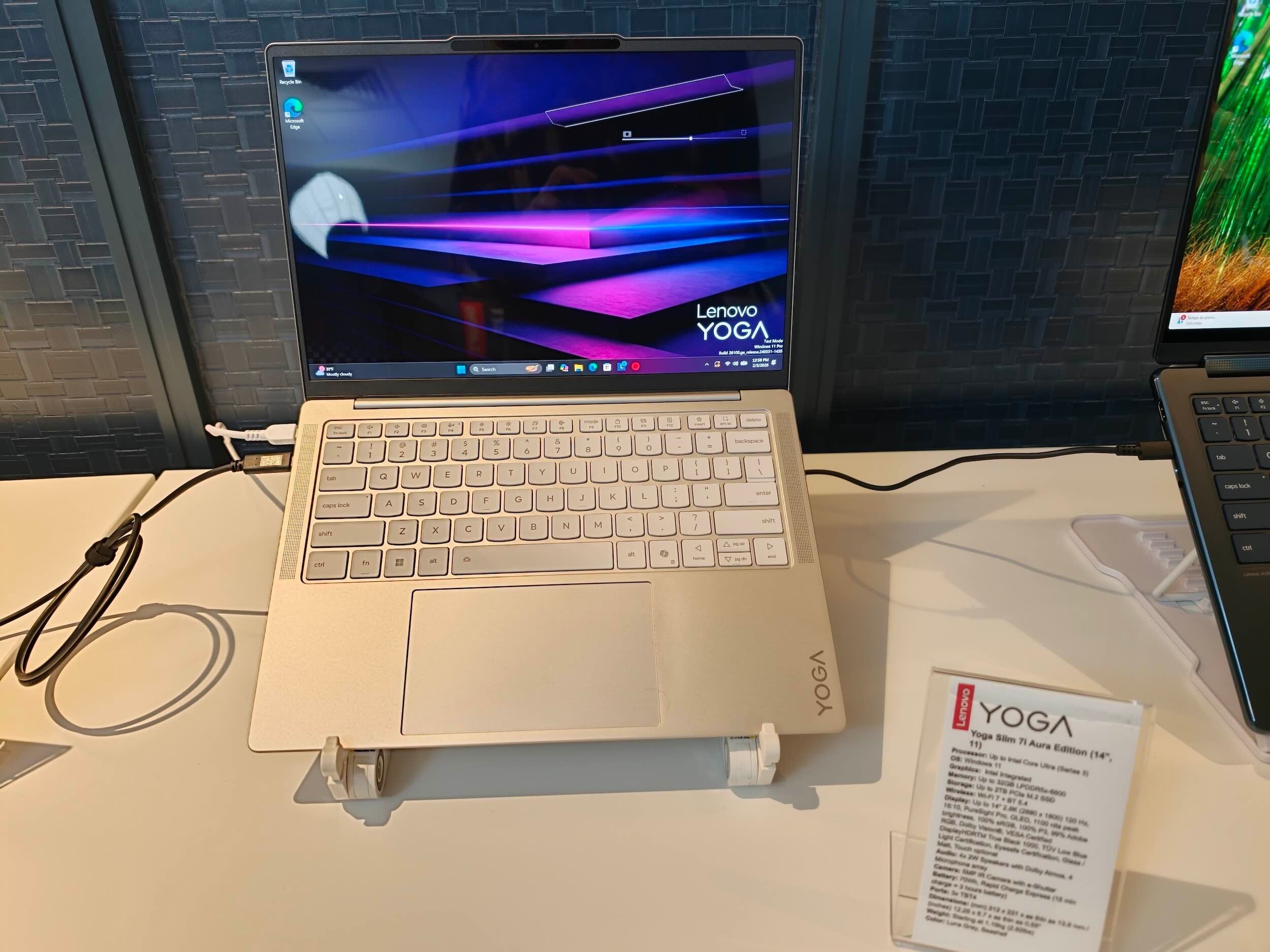 Lenovo shows off a gaming handheld with a folding screen 6 Yoga Slim 7i