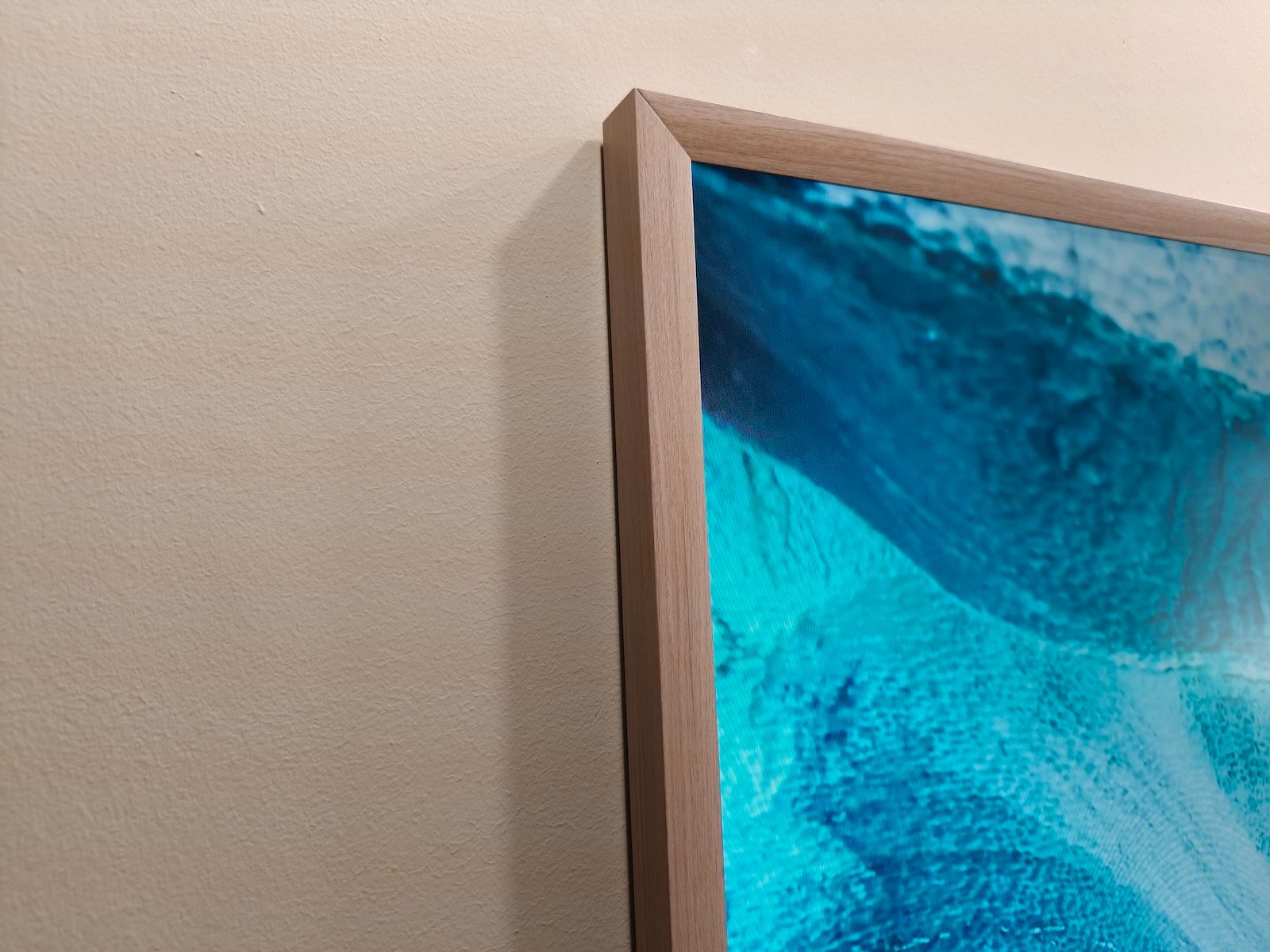 The 85-inch Hisense CanvasTV uses the same UltraSlim wall mount as the 65-inch model, and despite its size, it still sits remarkably flush to the wall. ©Image Credit: GEEKSPIN