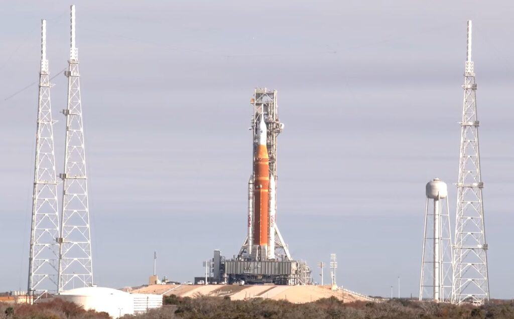NASA pulls Moon rocket back to hangar for repairs - GEEKSPIN