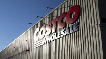 Costco continues to defy national inflation trends by keeping its quarter-pound all-beef hot dog combo at a steady $1.50. | ©Image Credit: Marcus Reubenstein / Unsplash