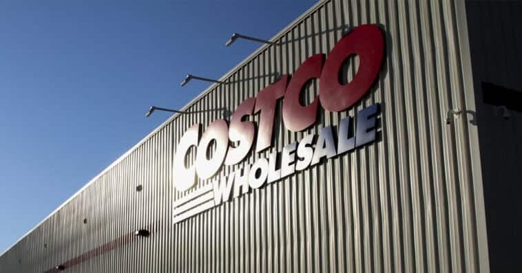 Costco continues to defy national inflation trends by keeping its quarter-pound all-beef hot dog combo at a steady $1.50. | ©Image Credit: Marcus Reubenstein / Unsplash