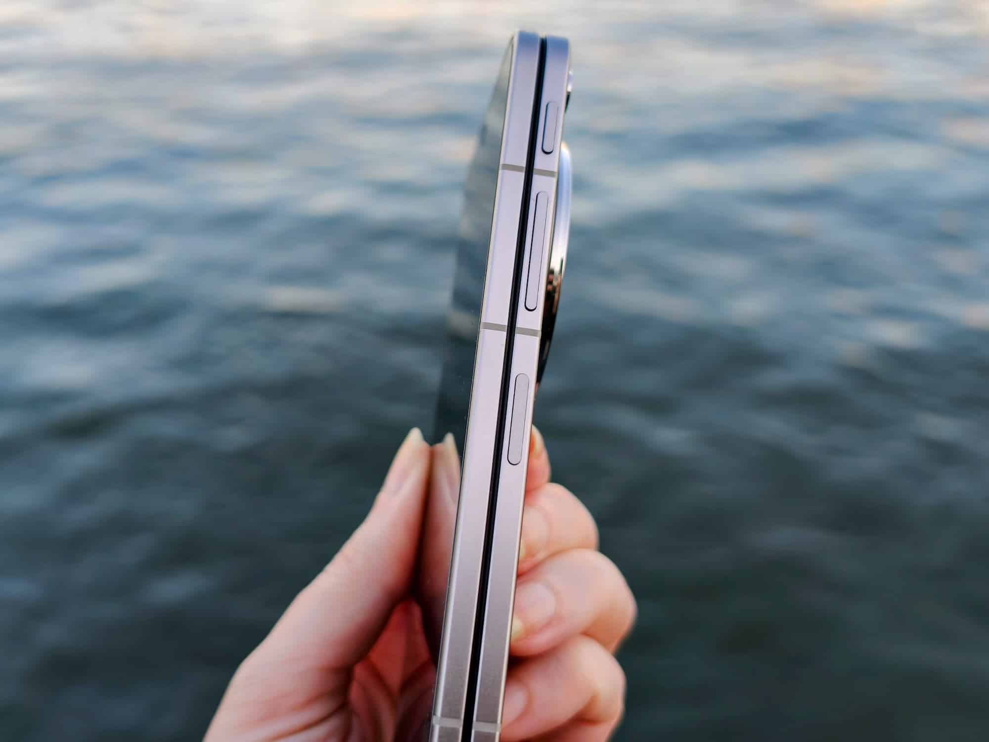 At just 8.93mm thin, the Oppo Find N6 closed is slimmer than most standard phones. It’s thinner than a Razr Flip Ultra when closed, yet it still packs a massive 6,000mAh battery and that iconic Hasselblad "Cosmos Ring." ©Image Credit: GEEKSPIN