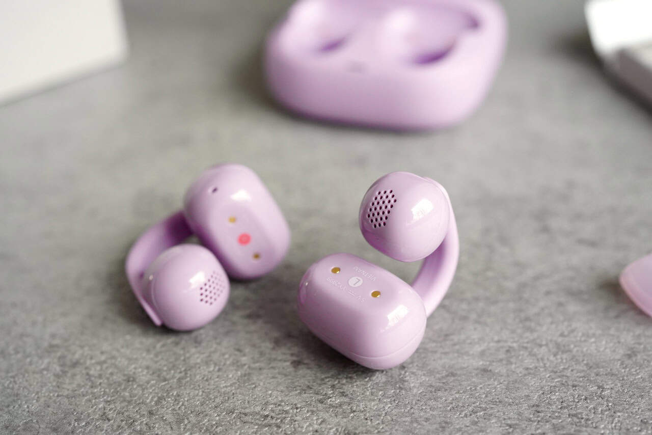 Sony Linkbuds Clip review: the open-ear trend finds its premium form 5 A close-up view of the inner side of the LinkBuds Clip, highlighting the speaker grilles and gold charging contact points.