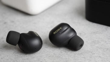 The Sony WF-1000XM6 features a reshaped housing designed for better balance and a more secure, stable fit. ©Image Credit: GEEKSPIN