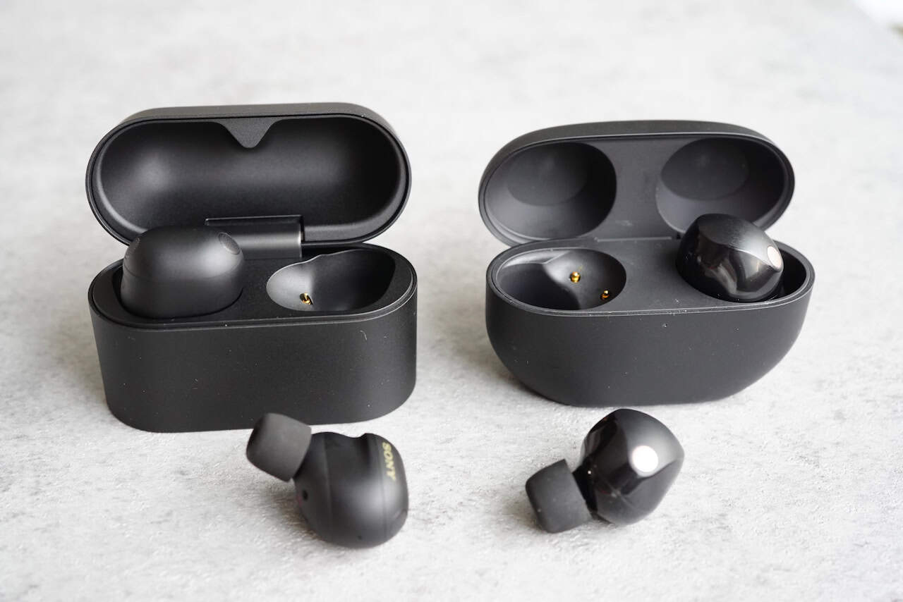 Sony’s new WF-1000XM6 (left) features a slightly bulkier charging case than the previous generation ©Image Credit: GEEKSPIN