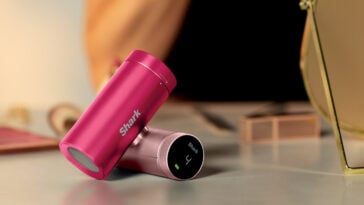 Shark ChillPill is here! Hands-free, clip-on, or handheld, it’s a must-have gadget for early warm-weather days. | ©Image Credit: Shark