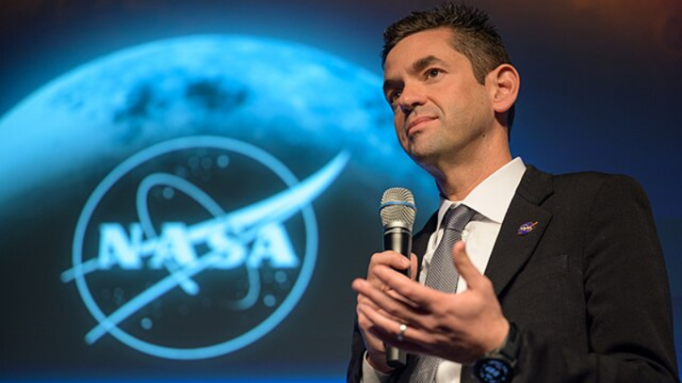 Pluto debate reaches White House | ©Image Credit: NASA