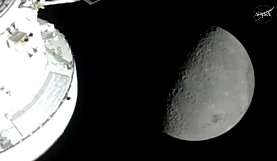 A view from the edge: Orion nears the Moon’s hidden side on April 6, 2026. ©Image Credit: NASA