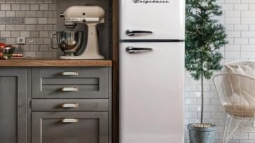 Frigidaire 7.5 Cu. ft. Retro Refrigerator ©Image Credit: Frigidaire