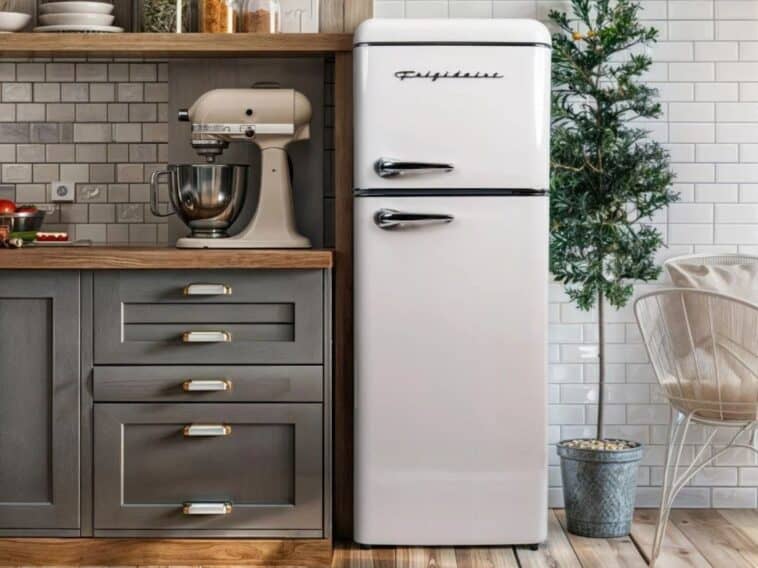 Frigidaire 7.5 Cu. ft. Retro Refrigerator ©Image Credit: Frigidaire