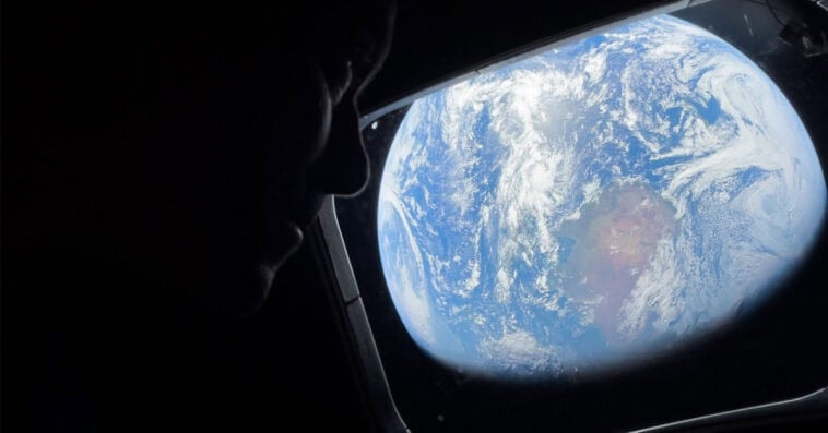 Space photography like you’ve never seen before: NASA astronaut and Artemis II Commander Reid Wiseman captured a stunning view of Earth using the iPhone 17 Pro Max. | ©Image Credit: NASA