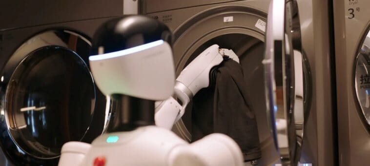 China is sending robots into homes to clean alongside humans | ©Image Credit: X Square Robot
