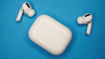 A viral video claims most people are wearing AirPods wrong, and the internet can’t agree | ©Image Credit: Unsplash / Omid Armin