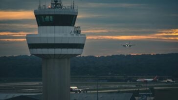 With the FAA currently short of 3,500 controllers, it is turning to video gamers to help man the nation's towers | ©Image Credit: Unsplash / Johannes Heel