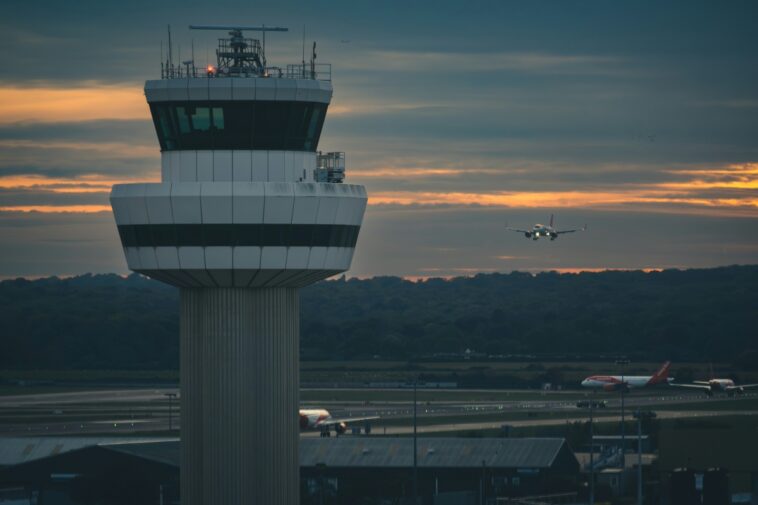 FAA is now recruiting video gamers to direct air traffic 1 With the FAA currently short of 3,500 controllers, it is turning to video gamers to help man the nation's towers | ©Image Credit: Unsplash / Johannes Heel