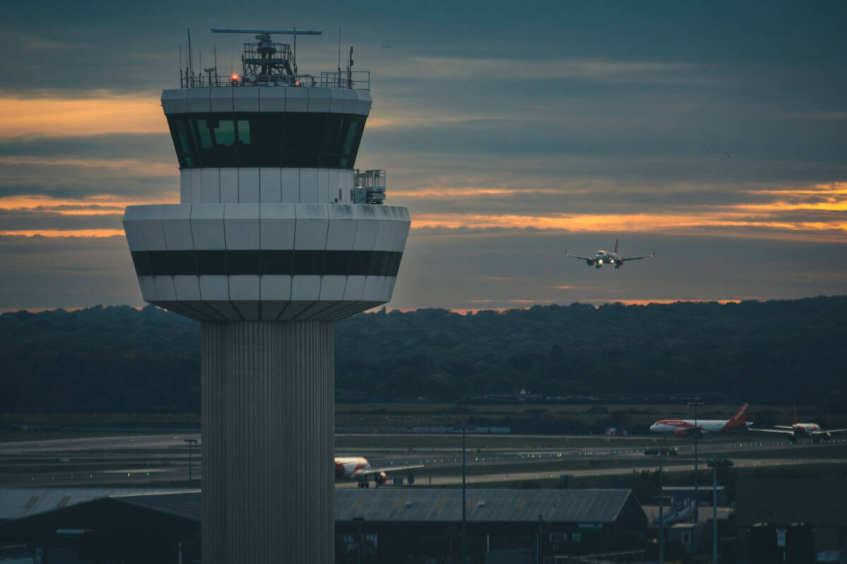 With the FAA currently short of 3,500 controllers, it is turning to video gamers to help man the nation's towers | ©Image Credit: Unsplash / Johannes Heel