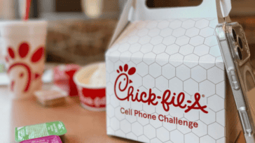 Chick-fil-A offers a phone-free dining challenge | ©Image Credit: Instagram / Chick-fil-A
