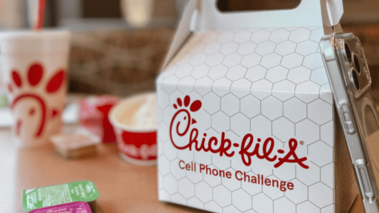 Chick-fil-A offers a phone-free dining challenge | ©Image Credit: Instagram / Chick-fil-A