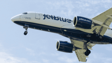 Legacy carriers have reportedly balked at acquiring JetBlue, leaving the airline to navigate a $1.3 billion projected annual loss on its own | ©Image Credit: Unsplash / Marko Pavlichenko