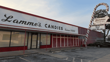 Lammes Candies, a Texas institution since 1885, is ceasing operations due to economic pressures | ©Image Credit: Wikimedia Commons / TerraFrost