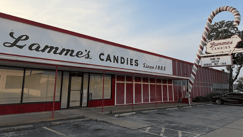 Lammes Candies, a Texas institution since 1885, is ceasing operations due to economic pressures | ©Image Credit: Wikimedia Commons / TerraFrost