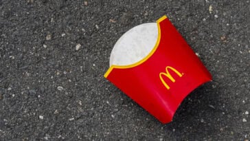 McDonald’s says soaring costs are squeezing franchise owners and budget-conscious diners alike. | ©Image Credit: Lucas van Oort / Unsplash