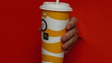 McDonald’s self-serve soda fountains are being removed nationwide, ending a long-standing fast-food refill tradition for customers. | ©Image Credit: Alex Koval / Pexels