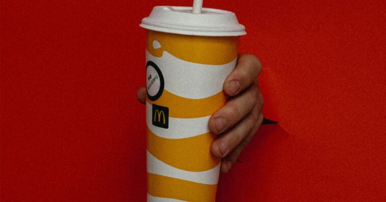 McDonald’s self-serve soda fountains are being removed nationwide, ending a long-standing fast-food refill tradition for customers. | ©Image Credit: Alex Koval / Pexels