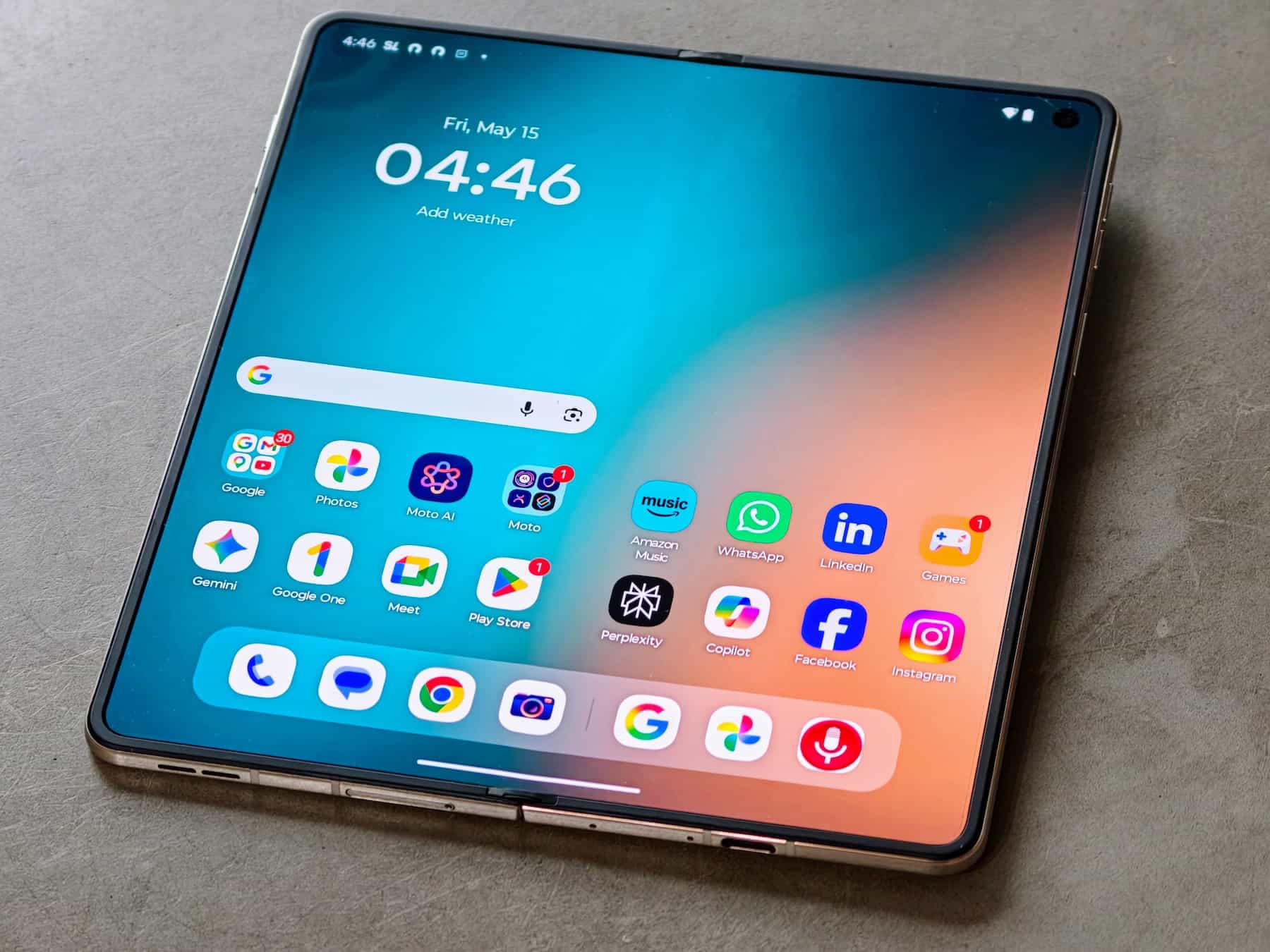 Unfolded, the Motorola Razr Fold reveals a massive 8.1-inch 2K LTPO display that pumps out a class-leading 6,200 nits of peak brightness. ©Image Credit: GEEKSPIN