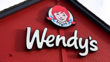 Signage outside a Wendy’s restaurant in Kingston upon Hull | ©Image Credit: Wikimedia Commons / Hullian111