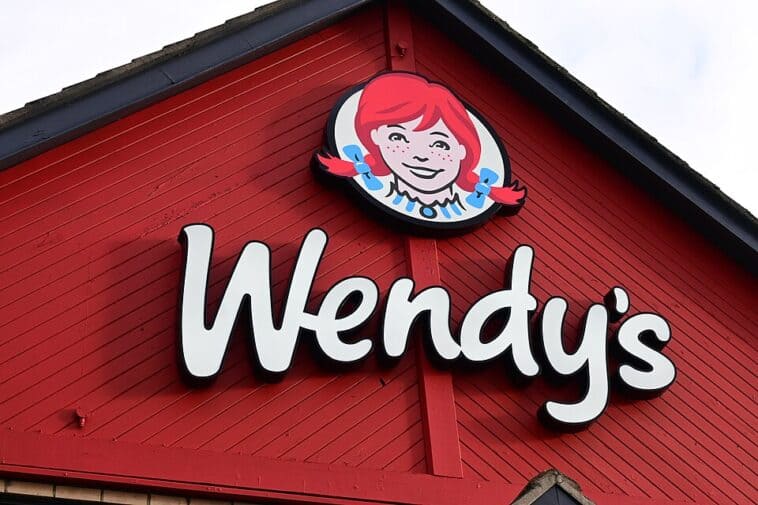 Signage outside a Wendy’s restaurant in Kingston upon Hull | ©Image Credit: Wikimedia Commons / Hullian111