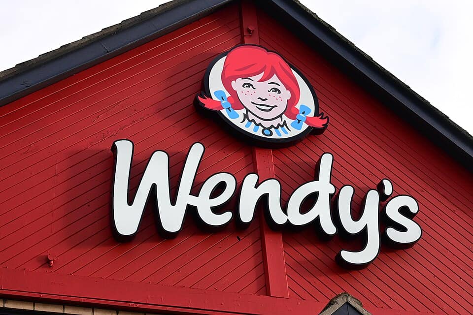 Signage outside a Wendy’s restaurant in Kingston upon Hull | ©Image Credit: Wikimedia Commons / Hullian111