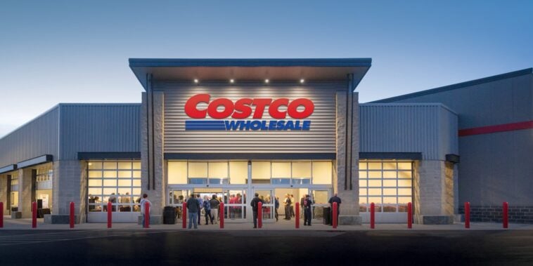 Costco is pushing back against AI-driven job cuts, emphasizing growth and employee development | ©Image Credit: Costco