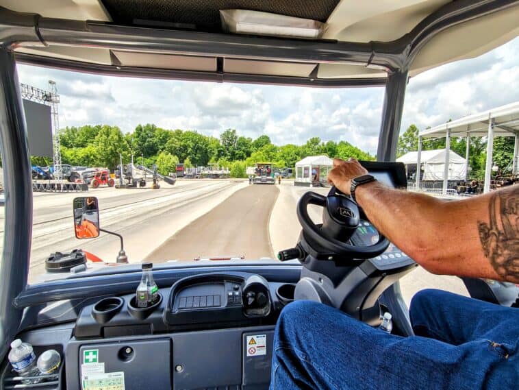 How new smart machinery is solving the road worker shortage 1 A look inside the connected machines quietly rebuilding America's roads - milling, paving, and compaction, all talking to each other in real time. ©Image Credit: GEEKSPIN