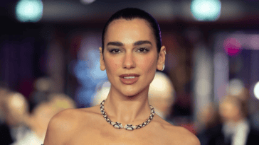 After fans dubbed it the “Dua Lipa TV Box,” the singer is seeking $15 million and a share of profits for unauthorized use of her likeness | ©Image Credit: Wikimedia Commons / Harald Krichel