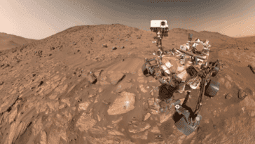 Perseverance captures a panoramic selfie alongside the “Arathusa” rocky outcrop at the western edge of Jezero Crater | ©Image Credit: NASA/JPL-Caltech/MSSS