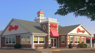 Friendly's is down to 87 locations after losing 750 | ©Image Credit: Wikimedia Commons / Mike Mozart
