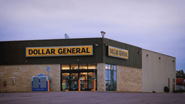 Dollar General is redesigning its stores around the Costco and Marshalls treasure hunt model | ©Image Credit: Wikimedia Commons / Tony Webster