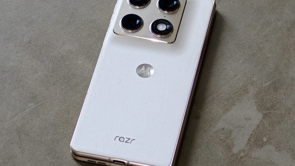 The Motorola Razr Fold in Pantone Lily White: A gorgeous, ultra-thin challenger to Samsung's foldable crown. ©Image Credit: GEEKSPIN