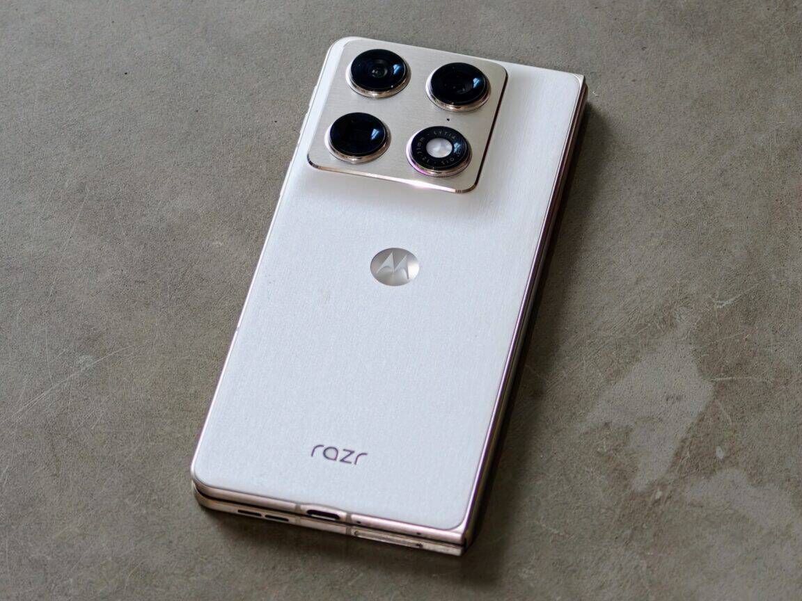 The Motorola Razr Fold in Pantone Lily White: A gorgeous, ultra-thin challenger to Samsung's foldable crown. ©Image Credit: GEEKSPIN