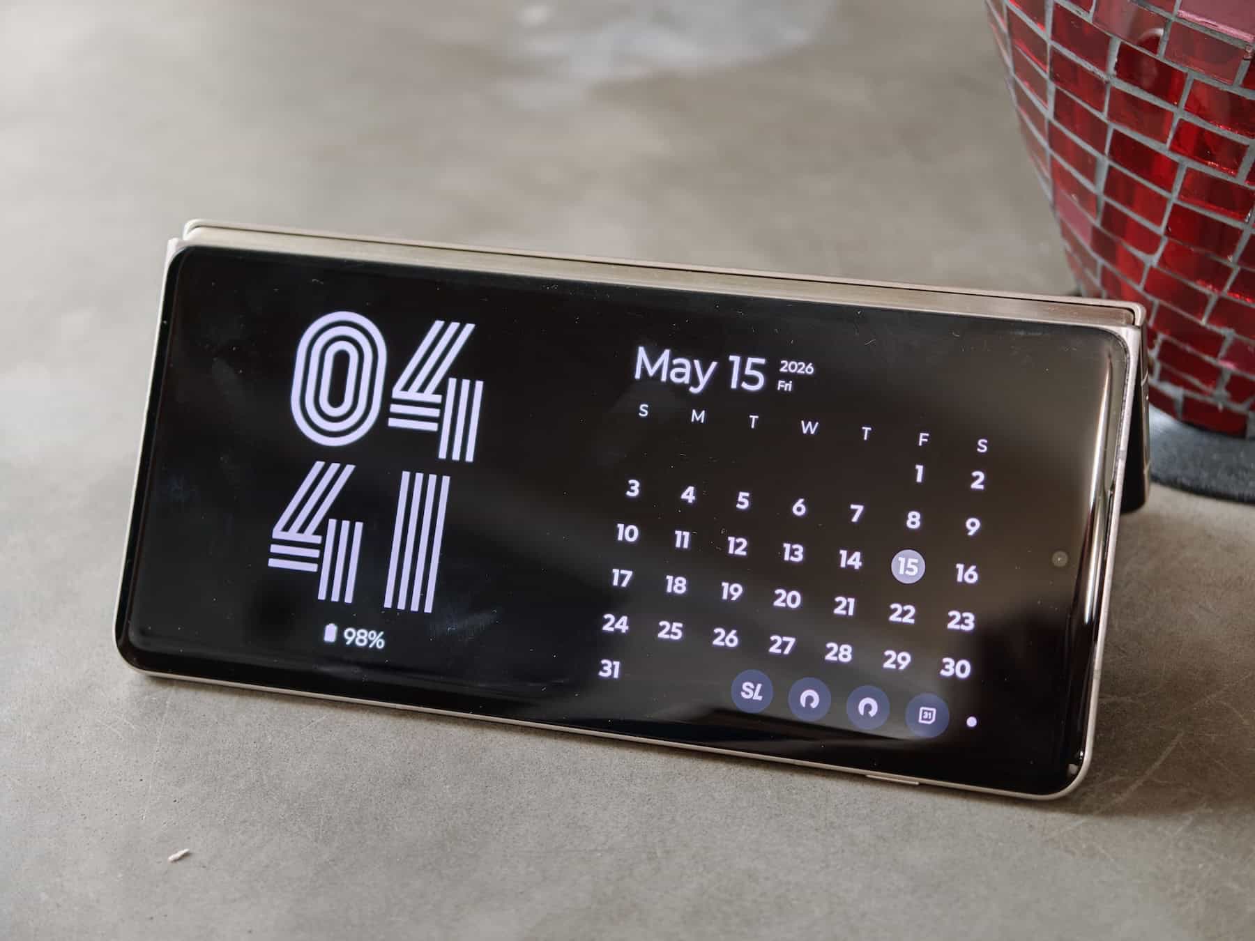 Desk display mode on the Motorola Razr Fold