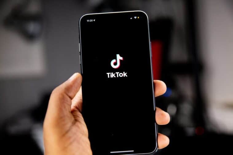 Malicious Android apps are silently subscribing users to premium SMS services without their knowledge | ©Image Credit: Unsplash / Solen Feyissa