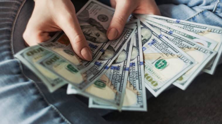 Scammers are convincing victims to hand over cash in person for fake crypto investments that never exist | ©Image Credit: Unsplash / Alexander Mils