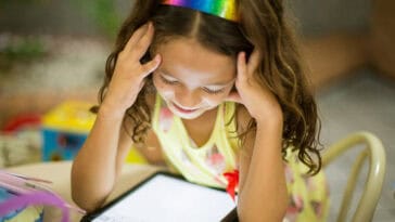 A new app tracks traits like confidence, resilience, and kindness, and turns them into a score parents can follow | ©Image Credit: Unsplash / Patricia Prudente