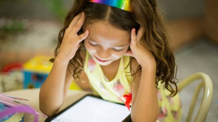 A new app tracks traits like confidence, resilience, and kindness, and turns them into a score parents can follow | ©Image Credit: Unsplash / Patricia Prudente